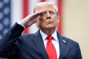 Trump se diz surpreso com condenação de Bolsonaro e compara com processos que enfrenta