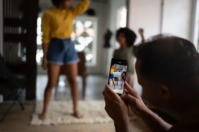 Justiça do Trabalho alerta que exposição monetizada de crianças em redes sociais pode configurar trabalho infantil