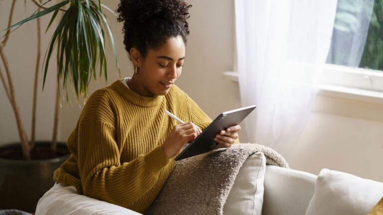 A evolução dos leitores de texto: de softwares estáticos à IA