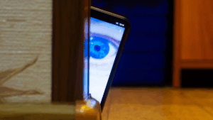 Aplicativo espião ilegal já foi usado em 100 mil celulares, mas segue disponível