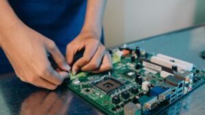 Após restrições, Alibaba e Baidu usam chips próprios para treinar modelos de IA