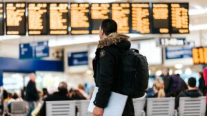 Ataque hacker interrompe check-in em vários aeroportos europeus e causa tumultos