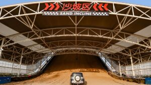 BYD inaugura “parque de diversões” para carros elétricos na China