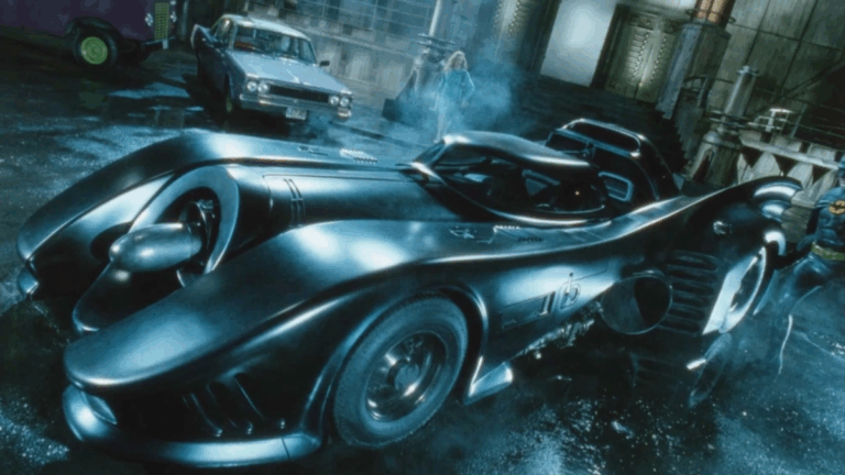 Batmóvel clássico de 1992 encanta pedestres e motoristas na Avenida Paulista