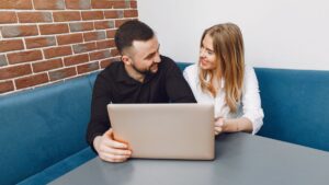 Casais estão usando o ChatGPT para arbitrar DRs e ajudar a vencer uma discussão