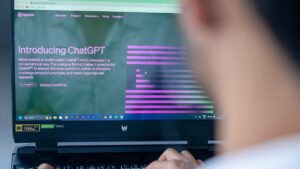 Chats vazados do ChatGPT mostram usuários tratando IA como terapeuta e advogada