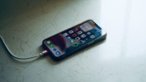 É FALSO que carregamento rápido estraga a bateria do celular; veja como funciona