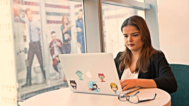 EY abre mais de 100 vagas em tecnologia para Serviços Financeiros