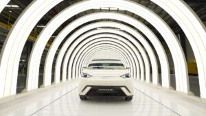 Elétricos mais vendidos de agosto: BYD domina e Spark estreia