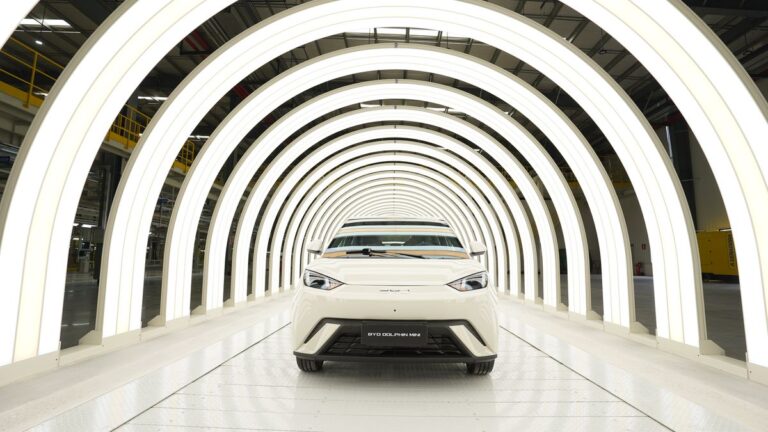 Elétricos mais vendidos de agosto: BYD domina e Spark estreia