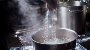 Física na cozinha | Por que por sal na água pode aumentar o ponto de ebulição?