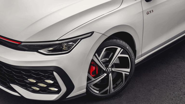 Golf GTI esgota no Brasil com estratégia nada comum da Volkswagen