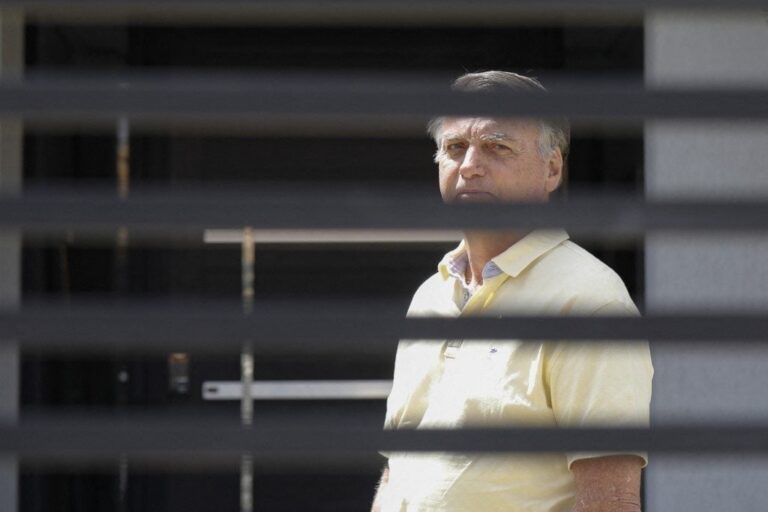 Defesa pede revogação de prisão domiciliar de Bolsonaro após PGR não incluir ex-presidente na denúncia de coação ao STF