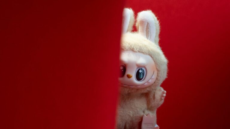 Labubu faz 10 anos! Sucesso demorou uma década — conheça parque e linha de luxo