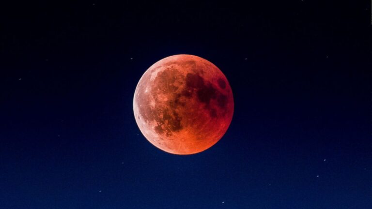Lua de Sangue | Eclipse lunar total acontece no domingo (7); saiba como assistir