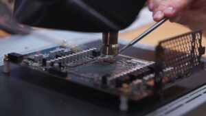 Modder cria RTX 4090 com 48 GB de VRAM e mostra como fazer