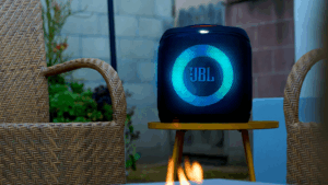 Nova JBL grandona tem LED, 15h de música e ainda permite trocar a bateria