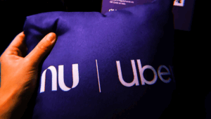Nubank e Uber oferecem 50% de desconto e corridas grátis em carros exclusivos