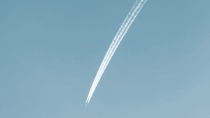 Parece fumaça, mas é ciência: por que os aviões deixam rastros brancos no céu?