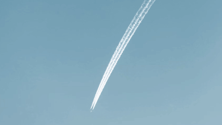 Parece fumaça, mas é ciência: por que os aviões deixam rastros brancos no céu?