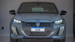 Peugeot 208 com sistema híbrido leve é flagrado a caminho da concessionária