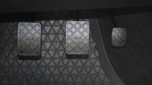 Pode dirigir de chinelo? Veja qual calçado usar sem medo de multa