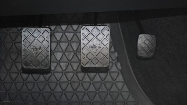 Pode dirigir de chinelo? Veja qual calçado usar sem medo de multa