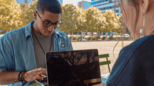 Por que a Geração Z prefere "bicos" do que subir na carreira corporativa?