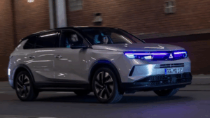 Stellantis apresenta protótipo de SUV que “fala” com pedestres usando IA