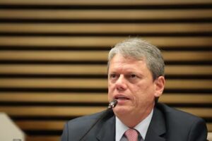 Tarcísio de Freitas, governador de São Paulo, pede a Moraes permissão para visitar Bolsonaro em prisão domiciliar