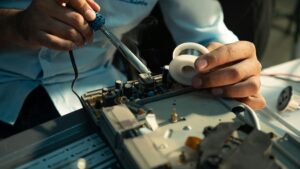 Uso de IA em indústrias brasileiras cresce 163% em dois anos, aponta IBGE