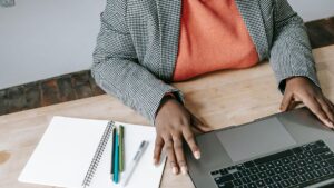 Vagas em tecnologia: emprego, estágio e cursos gratuitos na PUC, Pirelli e mais