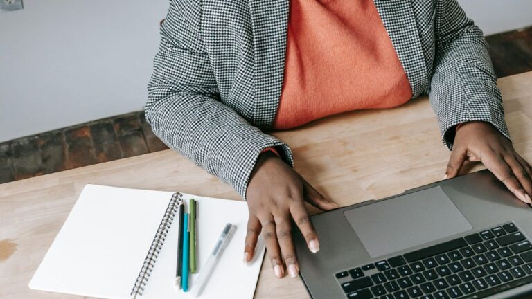 Vagas em tecnologia: emprego, estágio e cursos gratuitos na PUC, Pirelli e mais