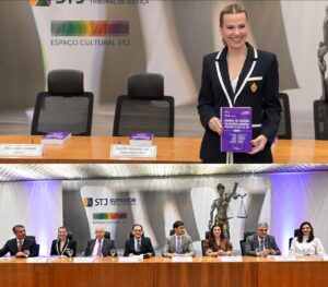 Manual sobre a atuação criminal nos tribunais superiores é lançado em Brasília; advogada Virgínia Afonso é uma das autoras