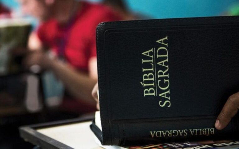 ‘Competência privativa da União’: TJ-MG suspende lei que permite uso de bíblias em escolas de BH