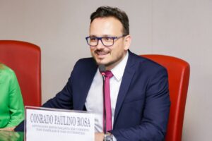 Justiça do RS determina que advogado e professor de Direito acusado de crimes sexuais use tornozeleira eletrônica