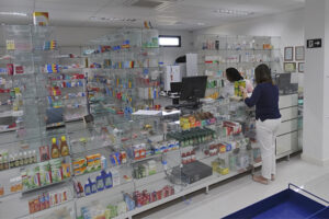 TST condena farmácia a indenizar R$20 mil a balconista por sofrer 3 assaltos no ambiente de trabalho