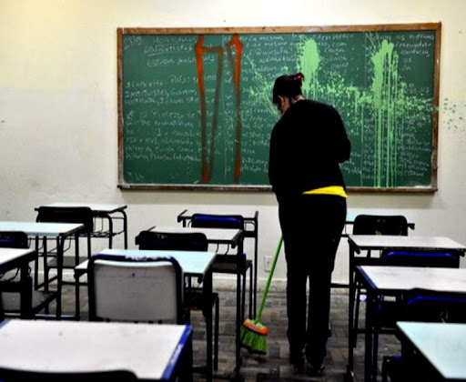 TRT-10 garante adicional de insalubridade e indenização por assédio eleitoral e discriminação a faxineira de escola