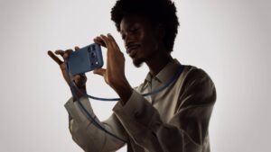 iPhone vira "câmera tiracolo" com novo acessório da Apple