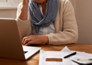 Juíza suspende cobranças de empréstimos e compras fraudulentas realizadas em nome de idosa