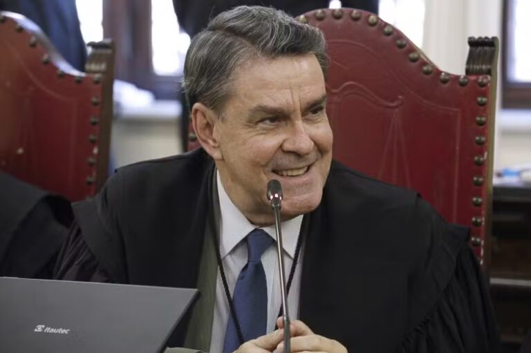 Desembargador suspeito de vender sentenças recebeu quase R$ 2 milhões brutos desde seu afastamento em junho de 2024