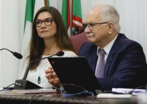 Filha de vice-presidente do STF, professora Melina Fachin é alvo de agressão verbal e cusparada em campus da UFPR: "Lixo comunista"