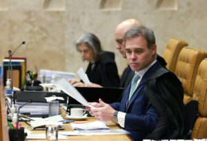 Mendonça decide tornar facultativa presença do “Careca do INSS” e de empresário preso em CPMI; comissão vai recorrer