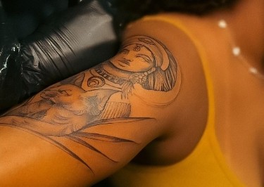 Justiça do Trabalho condena empresa a indenizar funcionária negra e tatuada por discriminação