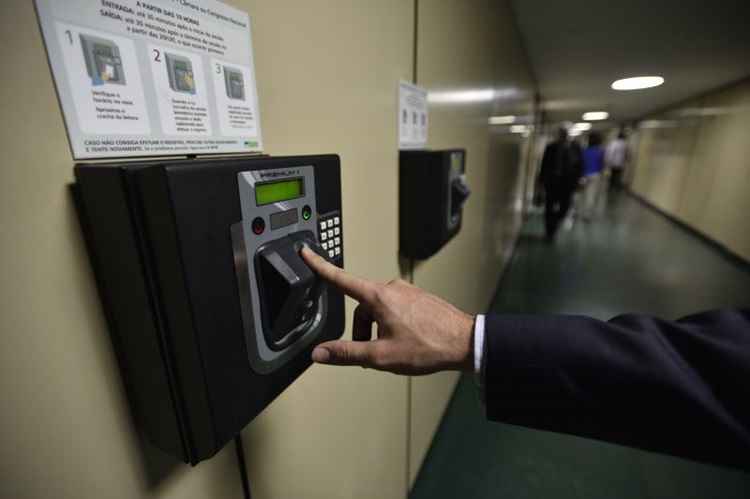 “Exigência incompatível”: TJ-SC afasta obrigação do ponto eletrônico para advogado público