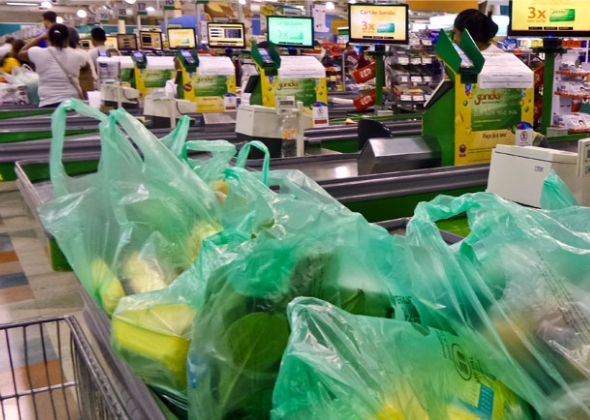 TJ-DF condena supermercado por revistar sacolas plásticas de cliente após pagamento