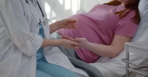 TJ-RJ determina que plano de saúde deve custear parto em hospital não credenciado devido a risco e falha de comunicação