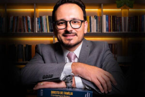 Justiça revoga prisão de professor de Direito investigado por crimes sexuais contra mulheres