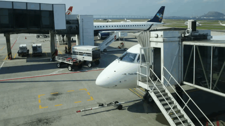 Aeroporto do RJ retoma voos após quase 12 horas de caos e cancelamentos