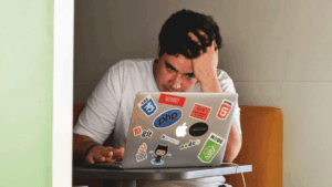 Avanço da IA desafia empresas com o aumento de fraudes corporativas